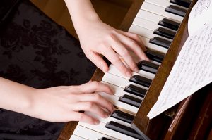 Como tocar piano melhora sua vida?