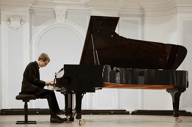 Homem tocando piano Escolha de repertório