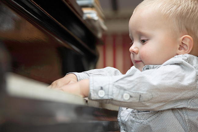 Bebê tocando piano estudar piano