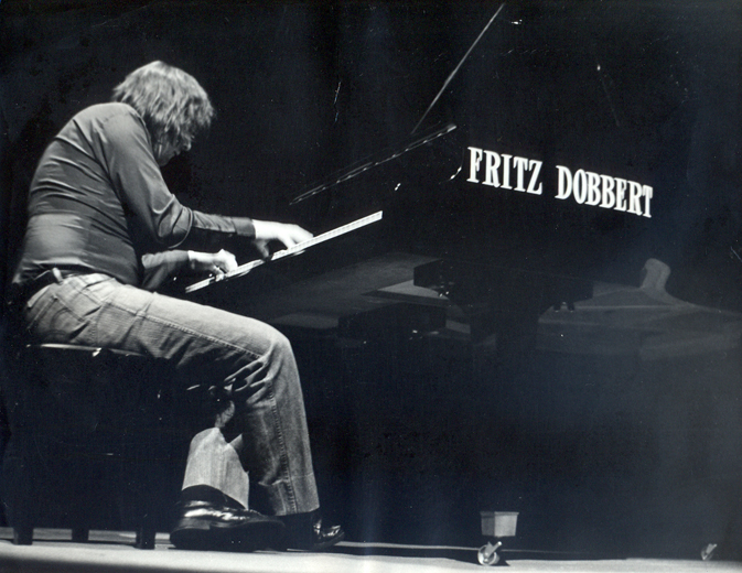 Arthur Moreira Lima tocando num piano Fritz Dobbert Arthur Moreira Lima tocando