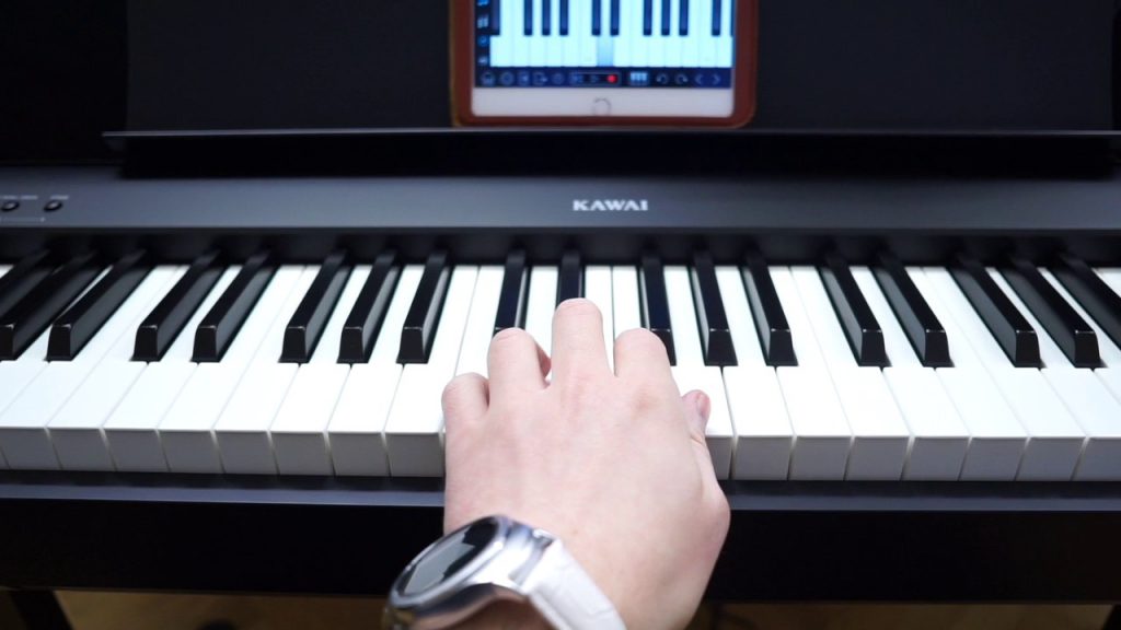 Tocando piano digital da Kawai Piano digital Kawai
