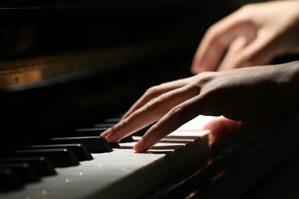 Tocando piano em concurso apresentação de piano