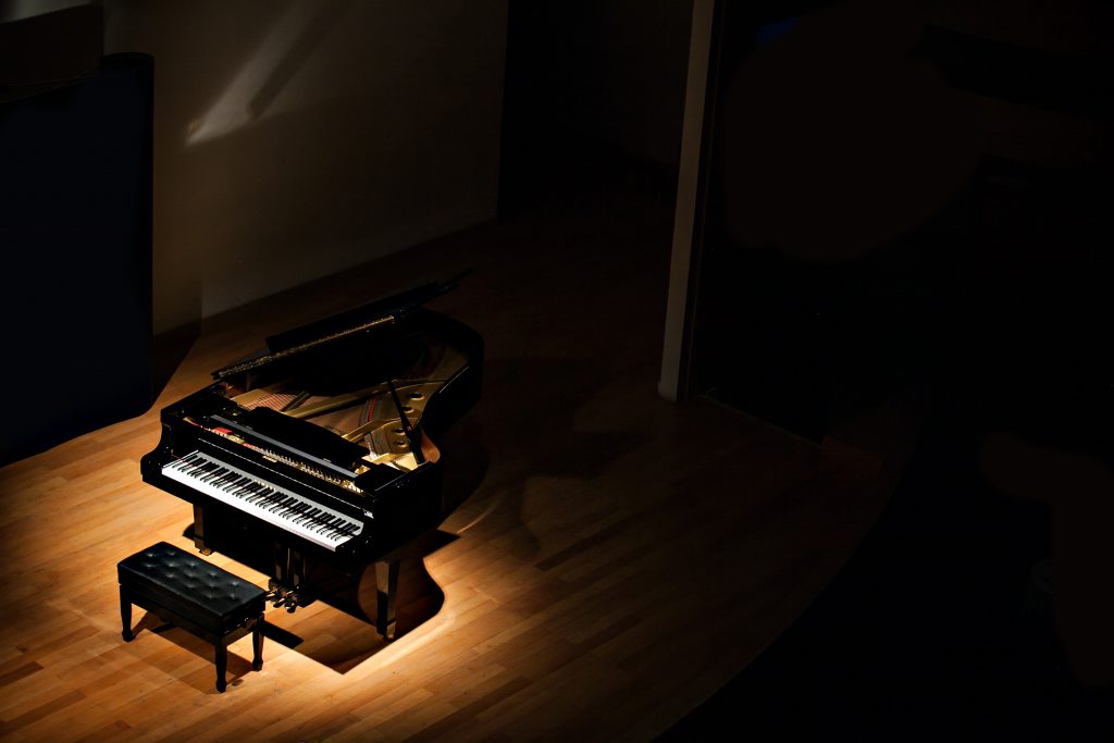 Apresentação de Piano em palco Concurso de Piano