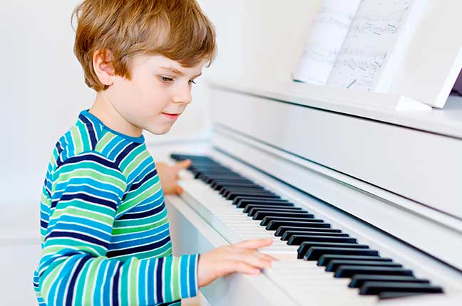 Garoto Desenvolvendo Musicalidade Desenvolvendo Musicalidade