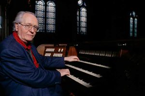 Olivier Messiaen tocando órgão