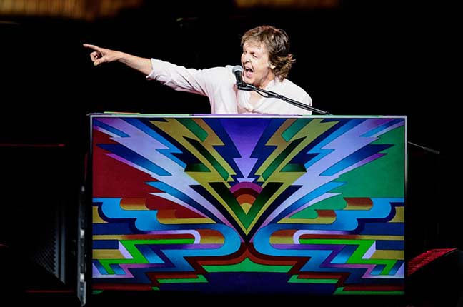 Paul McCartney com seu piano personalizado no show