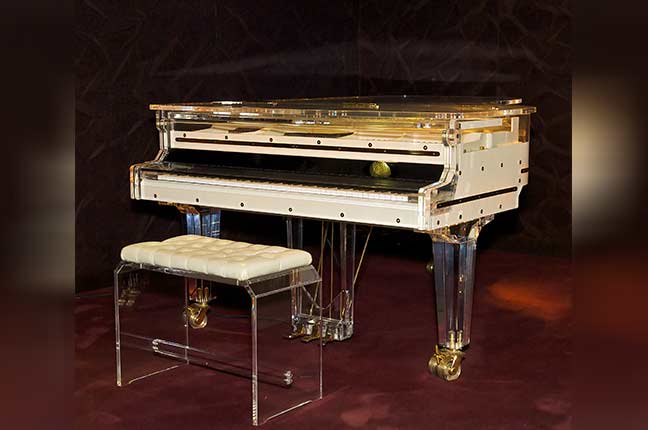 piano branco com caixa transparente