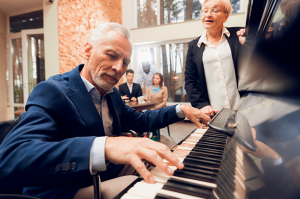 homem idoso retomando estudo de piano
