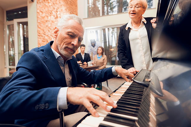 homem idoso retomando estudo de piano