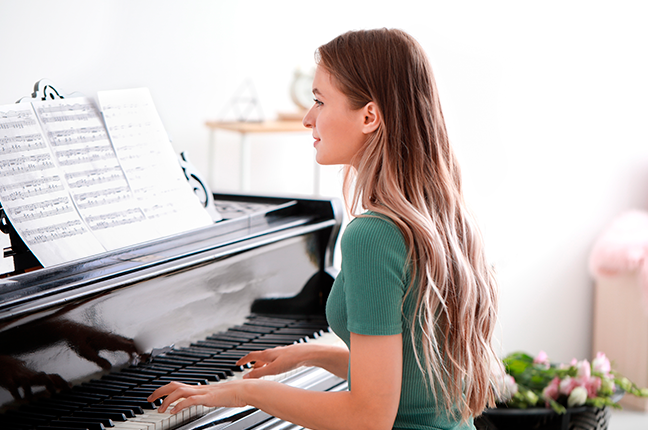 mulher separando um tempo de estudo de piano