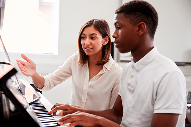 professora ensinando a tocar piano