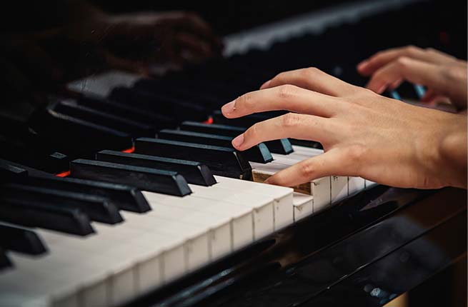 tocar piano com igualdade entre os dedos