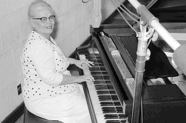 Tia Amélia tocando piano