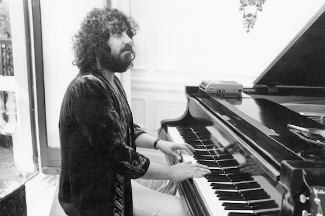 vangelis jovem tocando piano