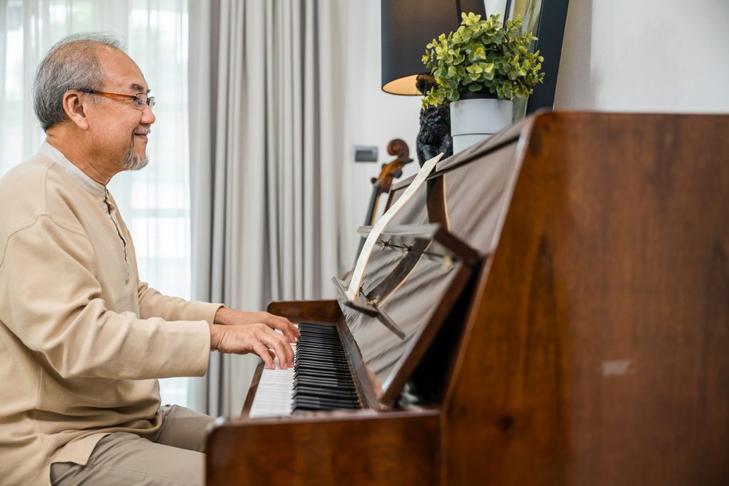 senhor tocando piano