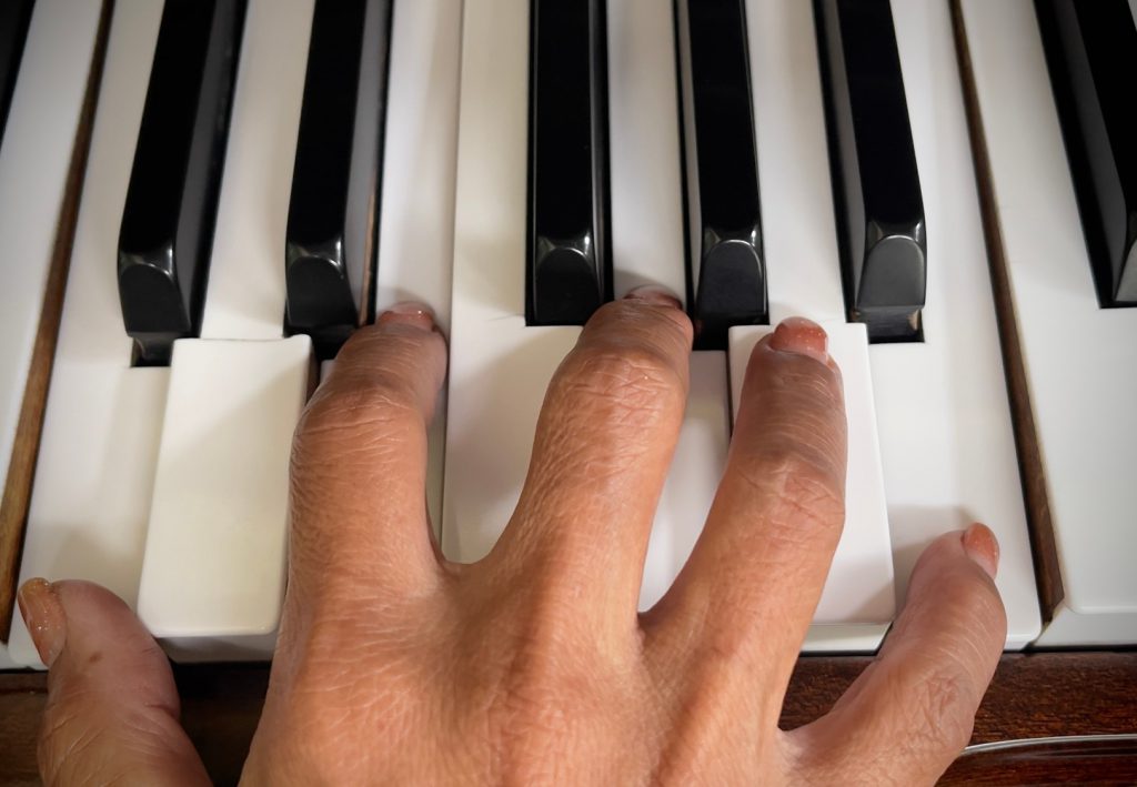 Pessoa tocando piano com consonância e dissonância