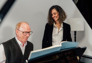 Idoso aprendendo piano