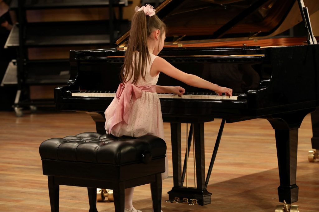 Menina tocando piano