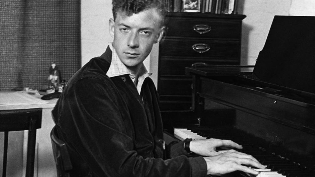 Benjamin Britten jovem tocando piano