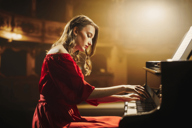 Pianista mulher tocando música clássica