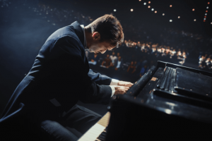 Pianista tocando sem partitura
