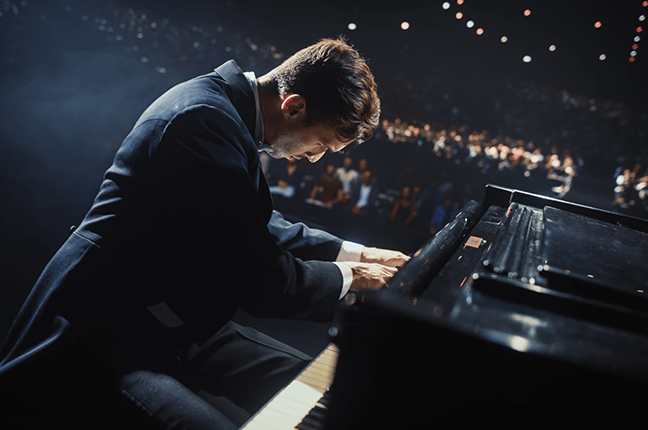 Homem tocando passagem rápida no piano