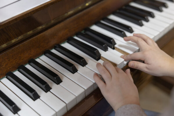 Mãos pequenas e o estudo do piano