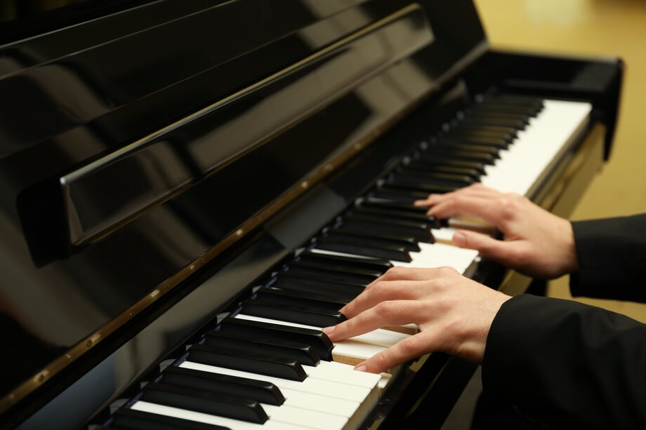Tocando Piano