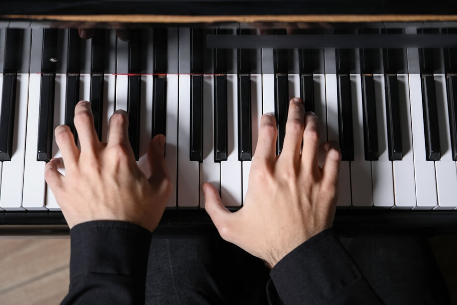 Tocando piano