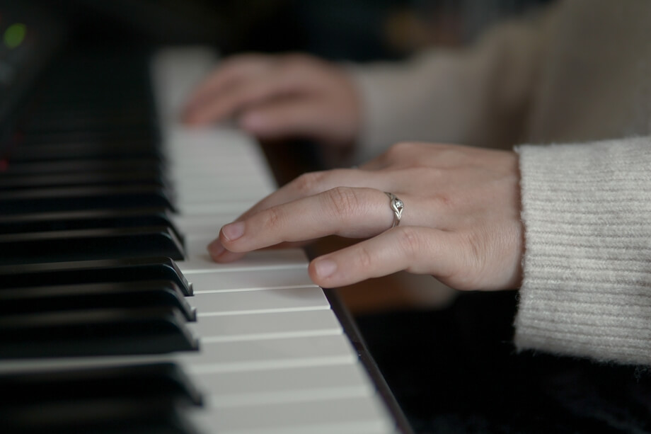 Tocando piano com mãos pequenas